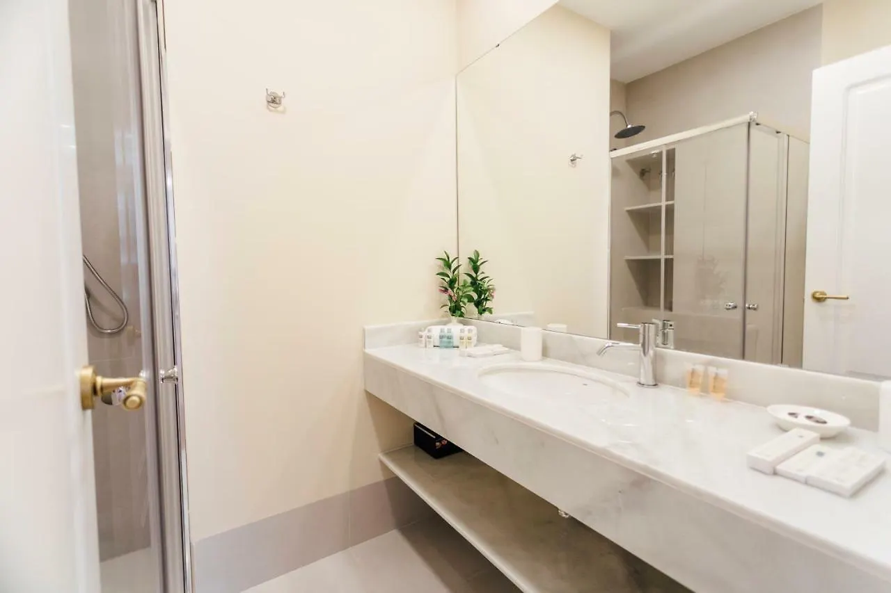 Stylish And Wide- 3Bdr 3Bth- Los Remedios Seville 0*,