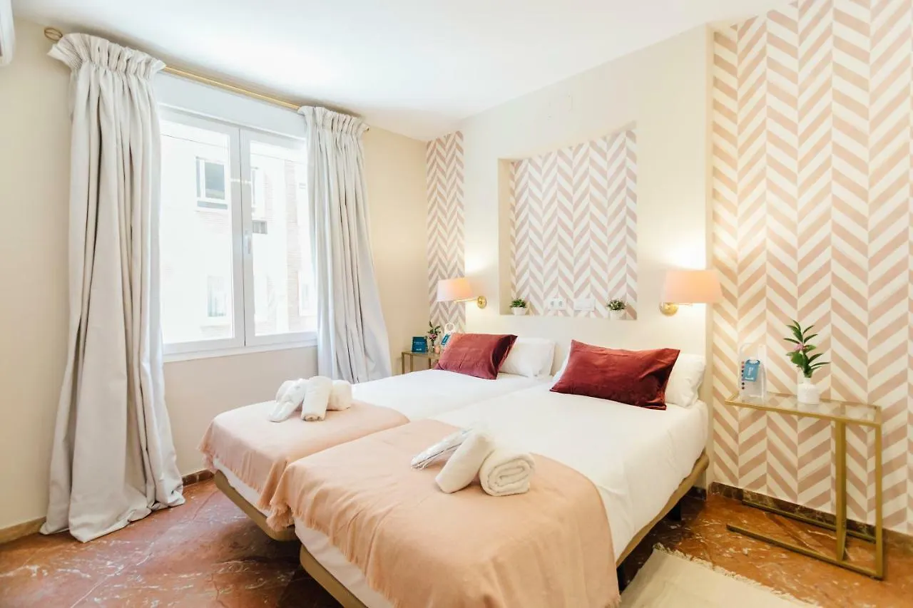 Stylish And Wide- 3Bdr 3Bth- Los Remedios Seville Apartment